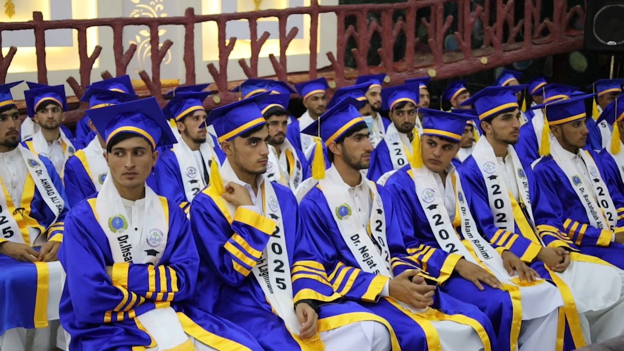 د ننګرهار له روغتیايي علومو انسټیټیوټ څخه ۲۵۰ تنه د پنځو بیلابیلو څانګو فارغ شول.